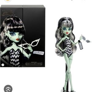 Barbie / Monster high Skullector Doll with
